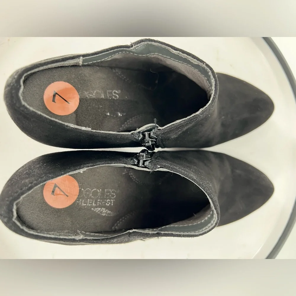 AEROSOLES CHIC BLACK VEGAN SUEDE BOOTIES DECORATIVE SILVER STUDS‎ SIDE ZIP